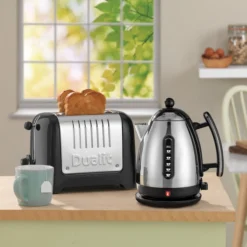 Dualit Broodrooster Lite - Extra Brede Sleuven - Gloss Black - D26225 9 Dualit Broodrooster Lite - Extra Brede Sleuven - Gloss Black - D26225 -Kookwaren Verkoop 85741 lite jug kettle4 toaster 2 slot black lifestyle web