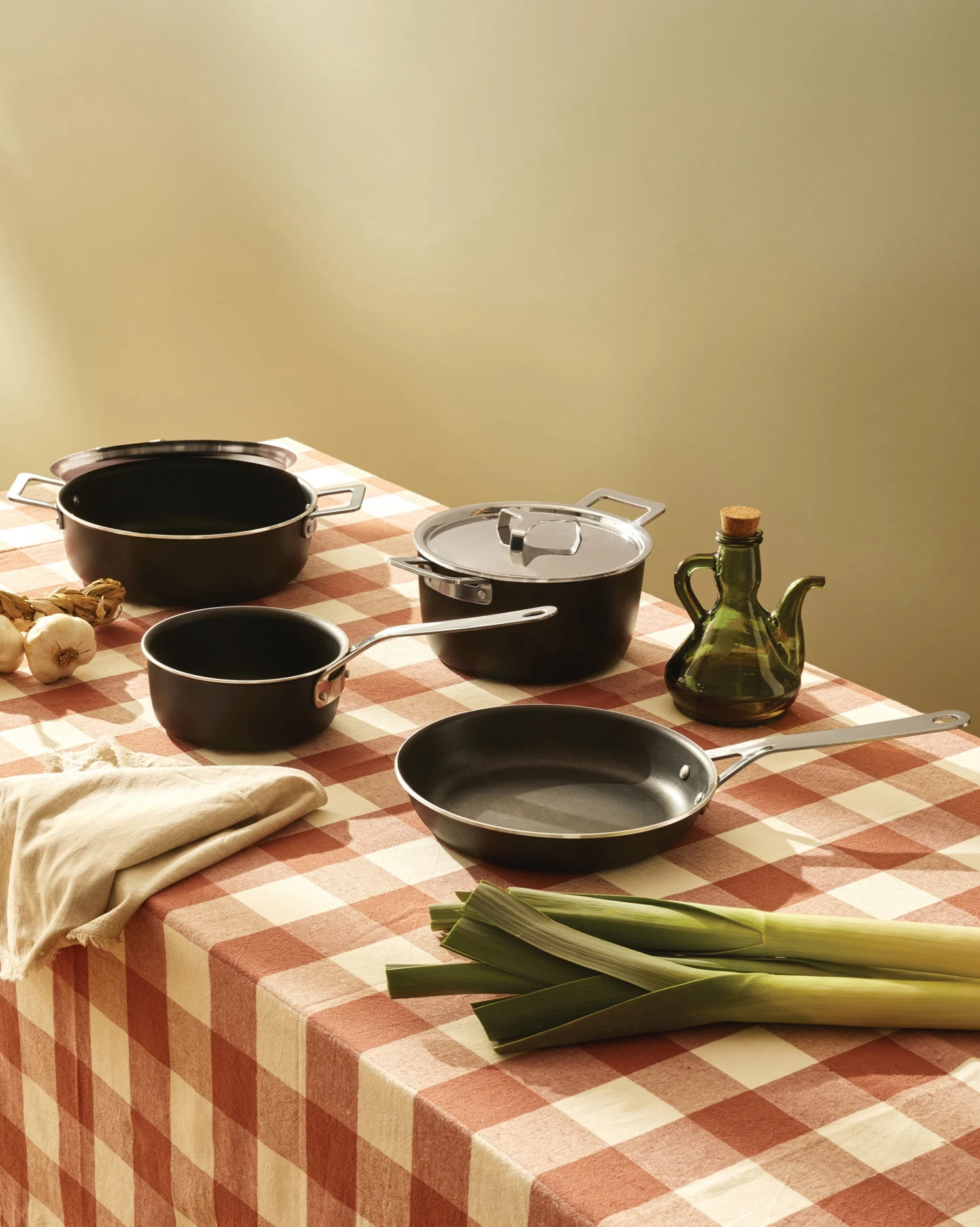 Alessi Pannenset Pots&Pans - AJM100S6 A - Zwart - 4 Delige Set - Door Jasper Morrison 3 Alessi Pannenset Pots&Pans - AJM100S6 A - Zwart - 4 Delige Set - Door Jasper Morrison