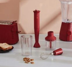 Alessi Staafmixer Set Plissé - Rood - Michele De Lucchi - MDL10S R -Kookwaren Verkoop Alessi Staafmixer sfeer1