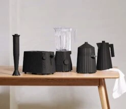 Alessi Waterkoker Plissé - Droogkookbeveiliging - Zwart - Michele De Lucchi - 1 Liter - MDL06/1 B -Kookwaren Verkoop Plisse MDL06 07 08 09 10 B A4 3500pxl 1