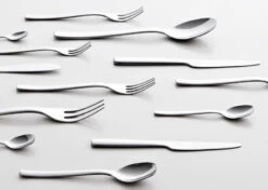 Alessi Tafelvork Ovale - REB09/2 - Door Ronan & Erwan Bouroullec 7 Alessi Tafelvork Ovale - REB09/2 - Door Ronan & Erwan Bouroullec -Kookwaren Verkoop dezeen Ovale cutlery by Ronan and Erwan Bouroullec for Alessi 12 1 1