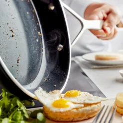 Demeyere Koekenpannen Alu Pro 5 - Ceraforce - ø 24 + 28 Cm - Keramische Anti-aanbaklaag -Kookwaren Verkoop pdp masonry content demeyere alu pro cera 5 pan ceraforce 750x750