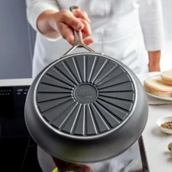 Demeyere Hapjespan Alu Pro 5 - Duraslide Titanium - ø 24 Cm / 3.2 Liter - Standaard Anti-aanbaklaag -Kookwaren Verkoop pdp masonry content demeyere radiant 750x750